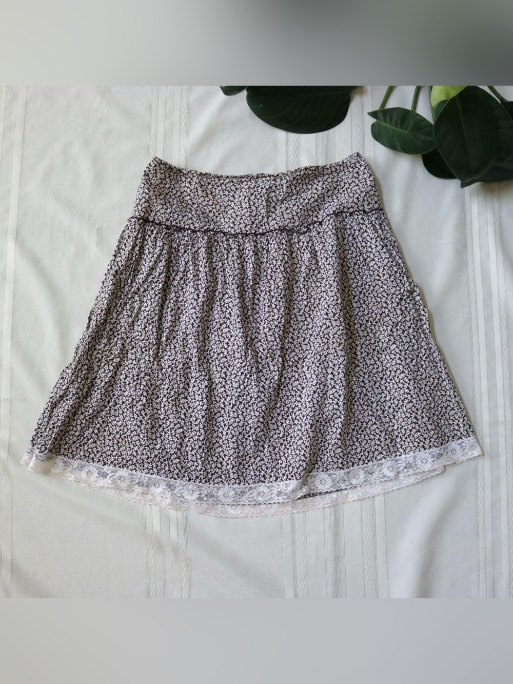 Brown floral skirt with lace trim